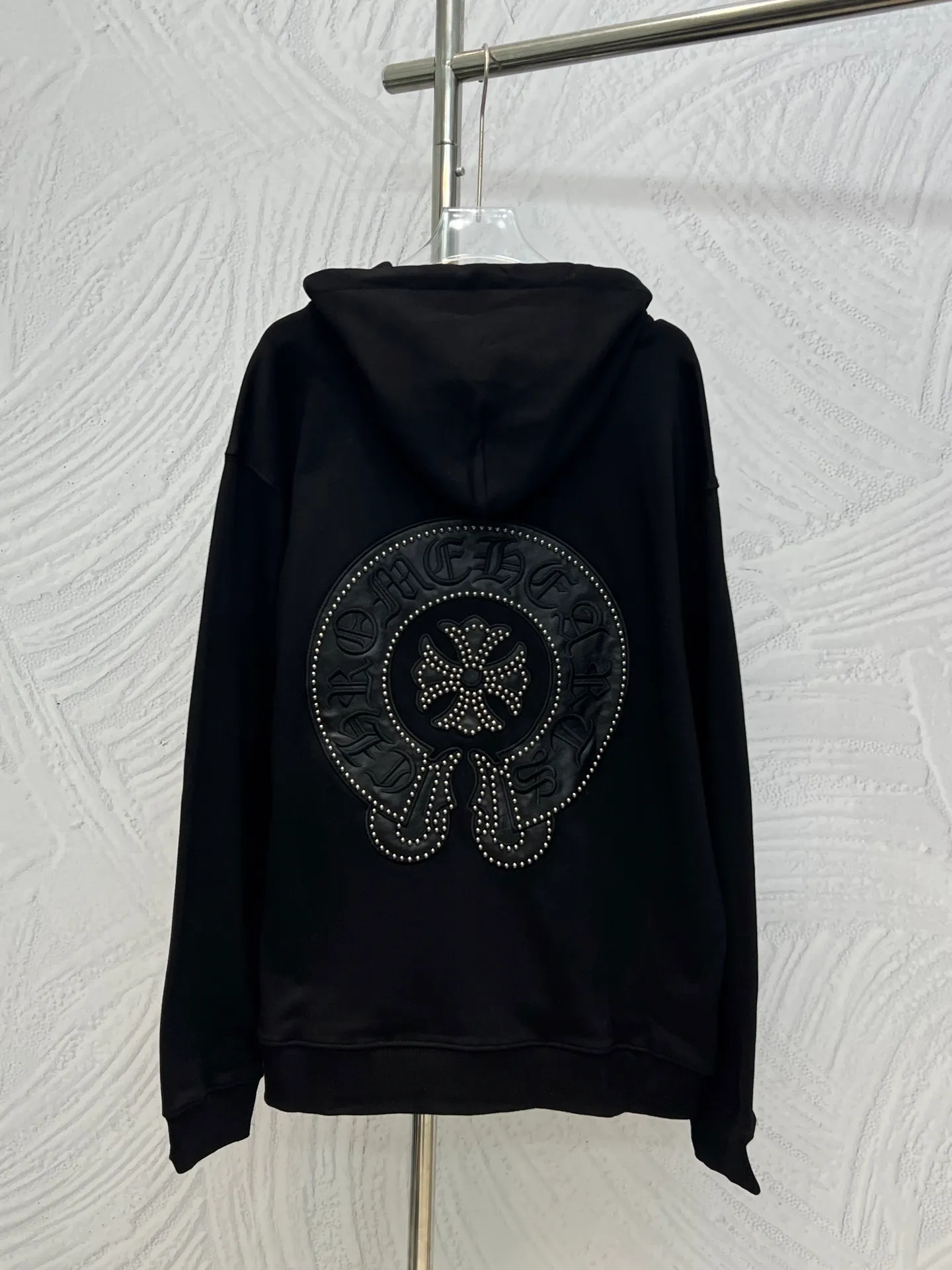 P370 𝗖𝗵𝗿𝗼𝗺𝗲 𝗛𝗲𝗮𝗿𝘁𝘀Cro Heart pure cotton terry zipper hooded jacket. High weight cotton double yarn 380g large terry fabric, fixed and dyed matching ribs, customized full set of accessories, clear letters and perfect restoration without difference. High-end atmosphere and full grade! The entire dress is exclusively customized with heavy craftsmanship, including burnt flowers and leather embroidery with Sanskrit text, and heavy custom-made bead blasting craftsmanship, which is perfectly combined with precise stitching! All wiring is special machine chain double wire, absolutely high quality craftsmanship!  Size: M L XL XXL